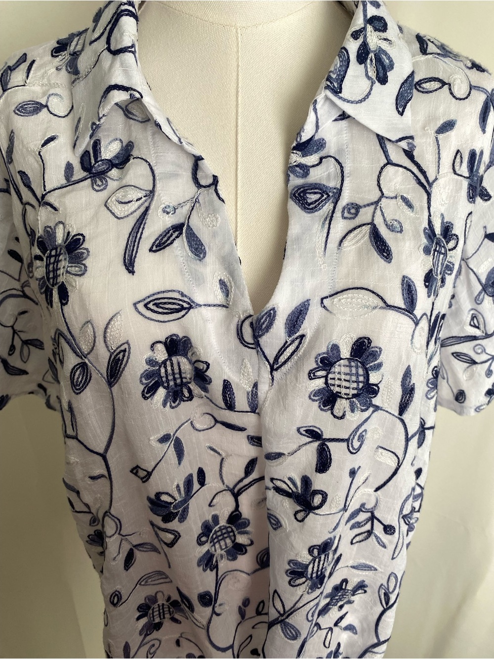 Chenault Women’s 3X White Blue Floral Embroidered Collared Top NWT Plus Size